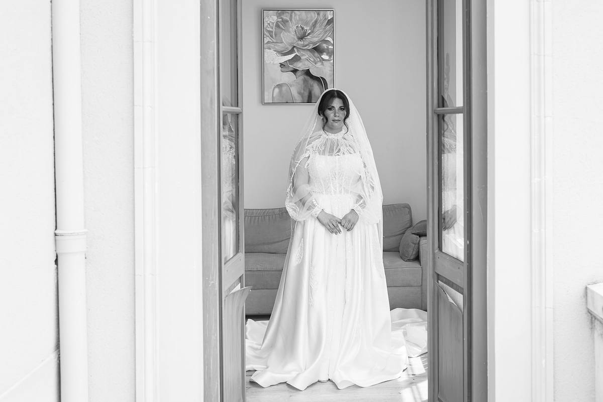 La mari&eacute;e ajuste sa robe pendant les pr&eacute;paratifs de son mariage au Ch&acirc;teau de Saint-Trys