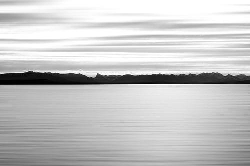 Paysage du Canal de Beagle à Ushuaïa sous un ciel couvert