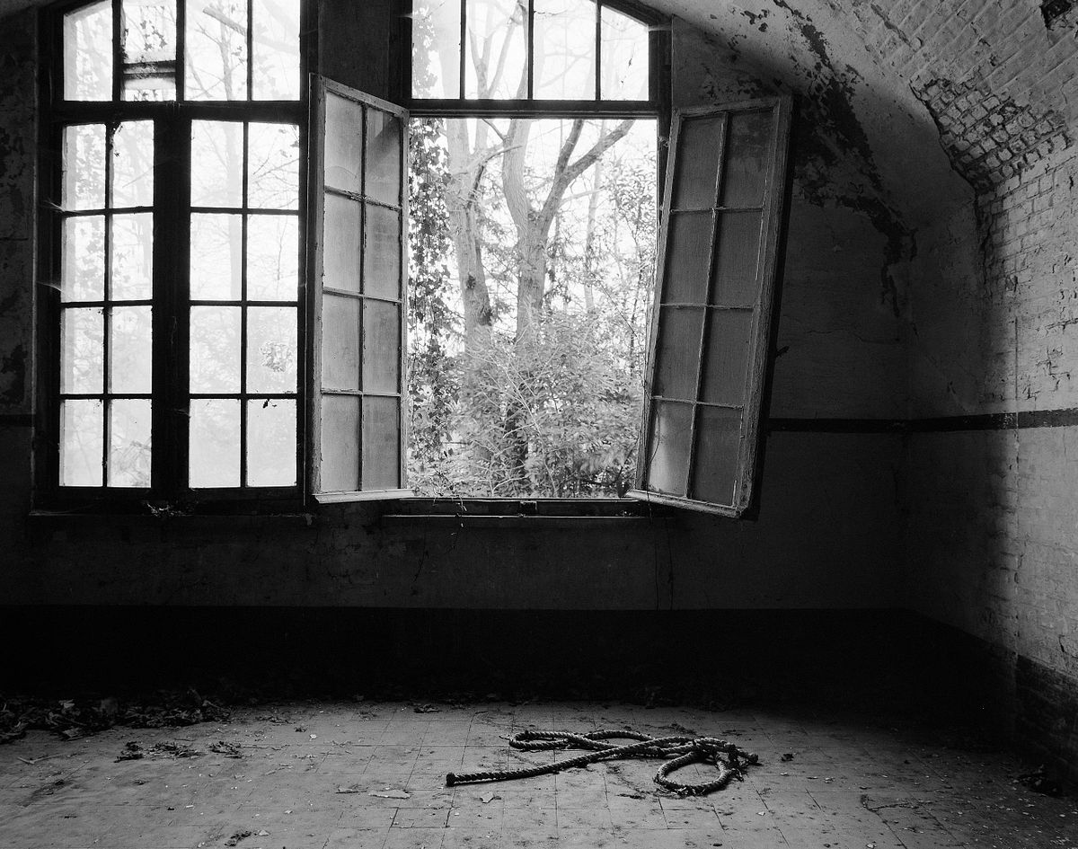 Delapitated living quarters at Fort V