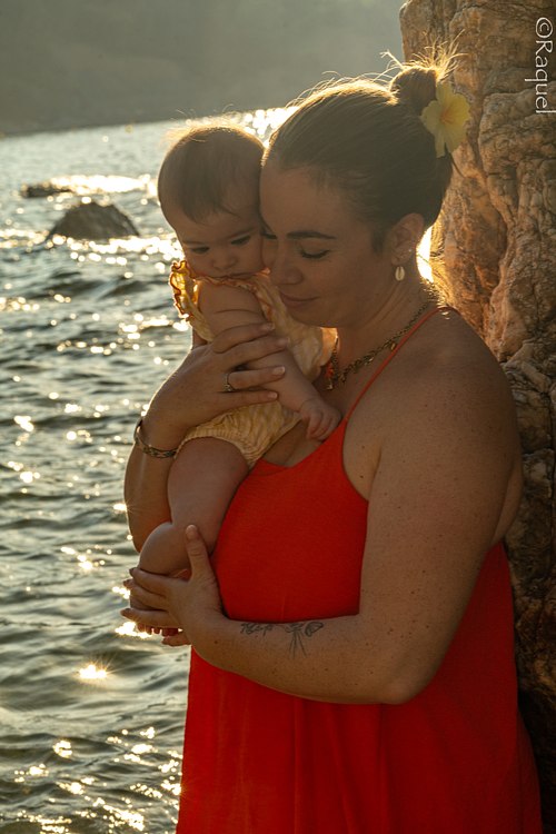 Maman tenant son bébé dans les bras au coucher du soleil sur une plage de Toulon dans le Var