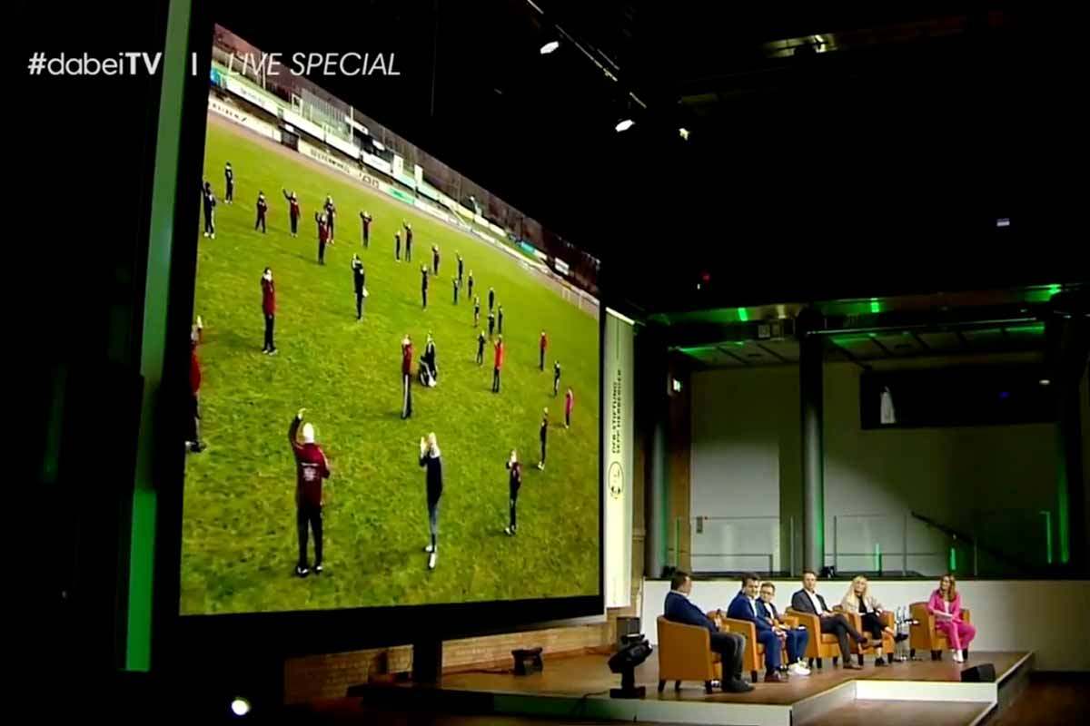 Abbildung zeigt: die festliche Bühne für die TV-Live-Übertragung