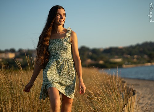 Jeune femme marchant dans les herbes près de la plage de l’Almanarre à Hyères au coucher du soleil