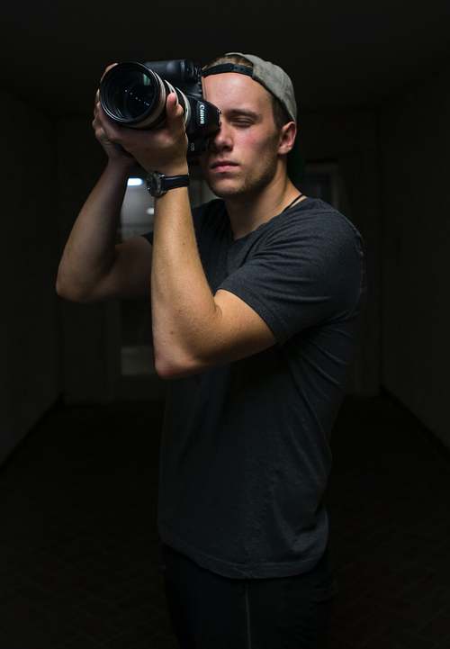 Hello, I am Tom Keene, a Fashion & Lifestyle Photographer based in Milan, Italy.