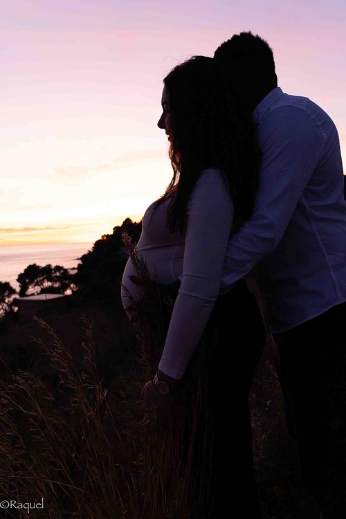 Couple enlacé au coucher du soleil lors d’une séance photo en extérieur.