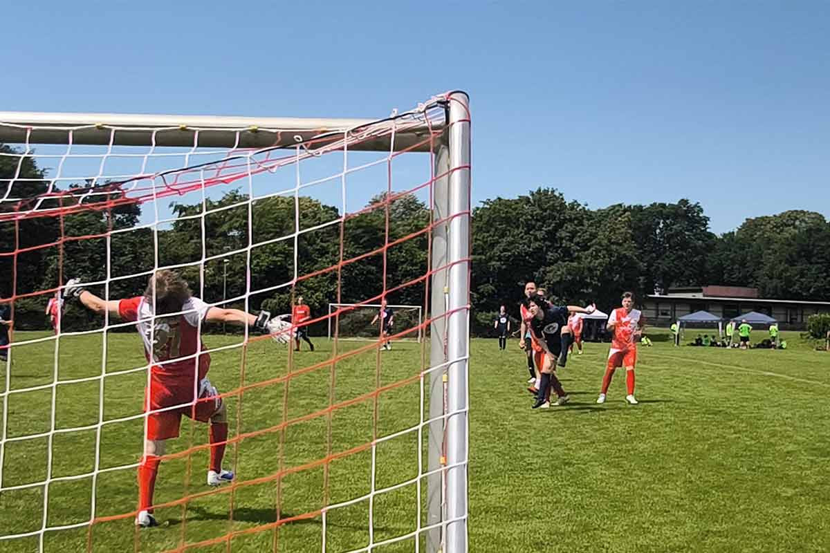 ein Spiel gegen den 'Transsoccerclub Schrotflintas' fand auf Augenhöhe statt