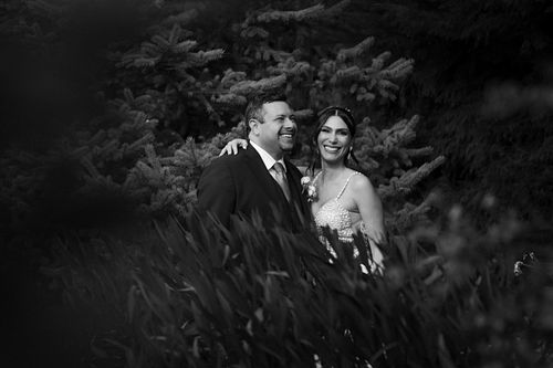 Novios caminando en el jardín  - Fotografía de boda Santiago