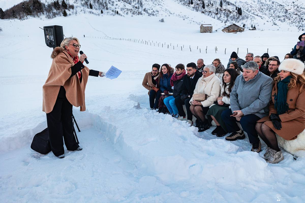 C&eacute;r&eacute;monie La&iuml;que sous la neige devant le Mont Blanc. Mariage Les Rhodos La Clusaz Sebastien Clavel Photographe Mariage Lyon