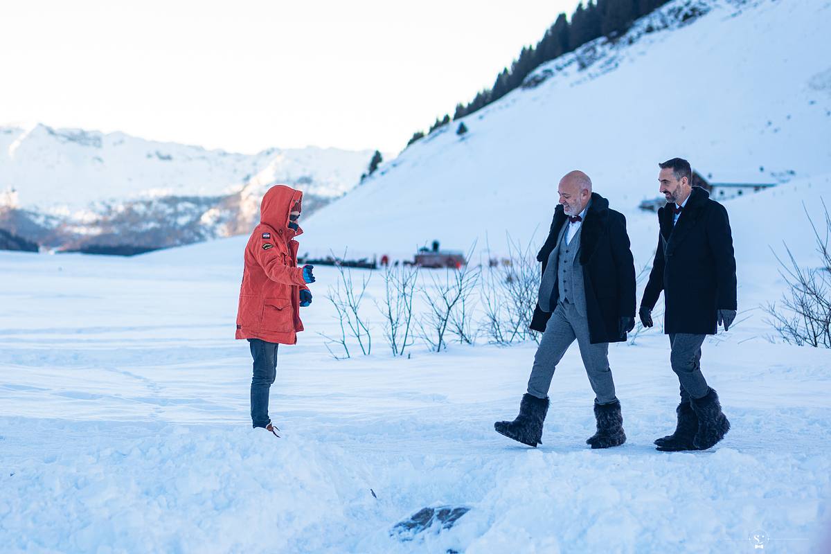 C&eacute;r&eacute;monie La&iuml;que sous la neige devant le Mont Blanc. Mariage Les Rhodos La Clusaz Sebastien Clavel Photographe Mariage Lyon