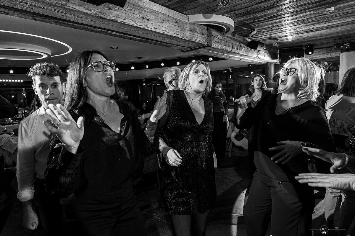 Cocktail et Soir&eacute;e de Mariage avec les invit&eacute;s et les mari&eacute;s qui s'amusent, sourient, s'embrassent et dansent. Les Rhodos La Clusaz Sebastien Clavel Photographe Mariage Lyon