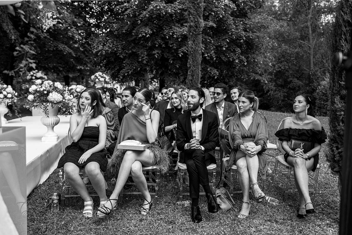 Assembl&eacute;e d'invit&eacute;s en noir et blanc, expressions captur&eacute;es entre s&eacute;rieux et amusement au Pavillon Casino Lyon Vert
