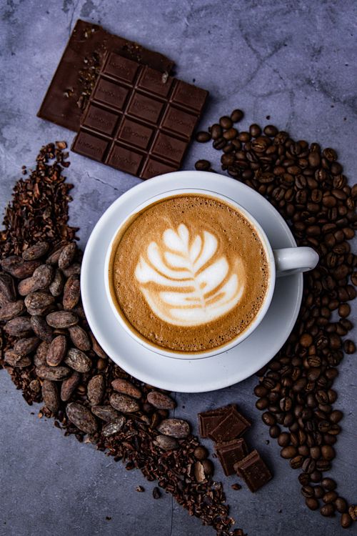 Taza de capuccino caliente con decoración en cafetería de Panamá