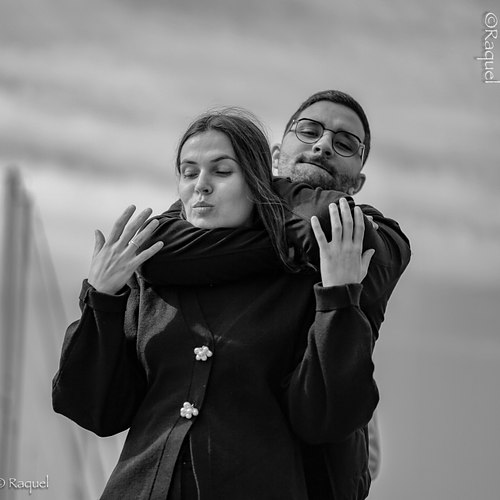 Couple enlacé en noir et blanc regardant l’objectif.