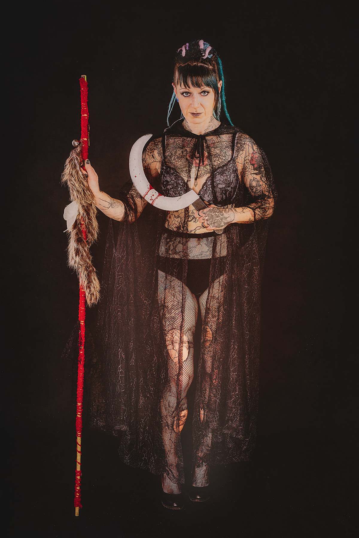 photo tarot Gardienne de l&rsquo;&Eacute;quilibre, femme tribale avec lance rouge et faucille pr&egrave;s du c&oelig;ur