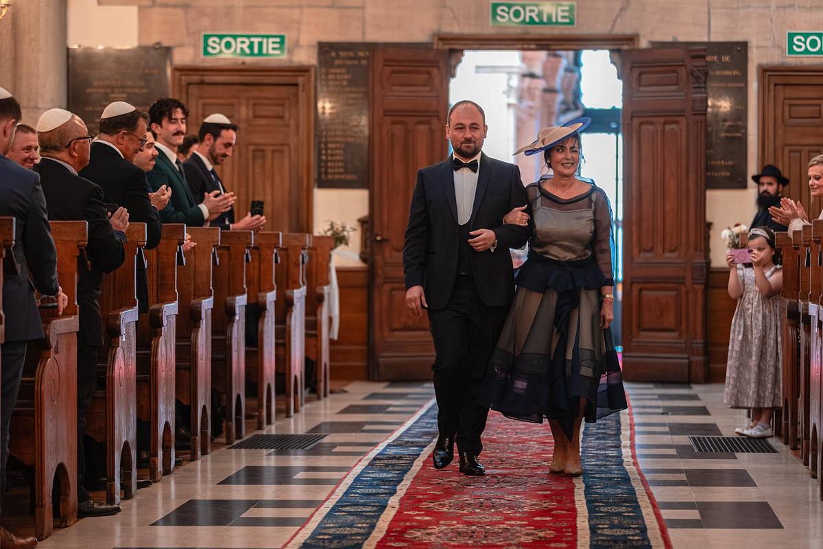 Entr&eacute;e du mari&eacute; et de sa maman pendant la c&eacute;r&eacute;monie juive de mariage &agrave; Lyon