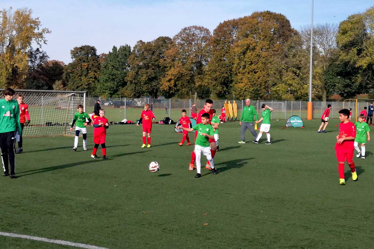 Spieler der U14 im Duell gegen Werder Bremen.