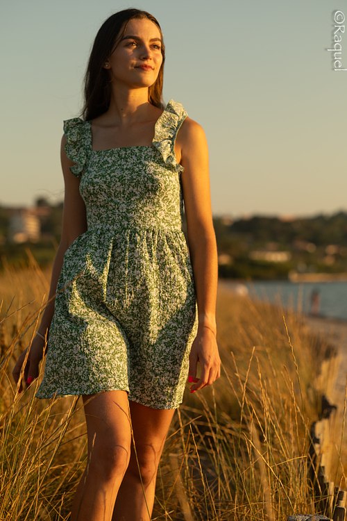 Jeune femme photographiée au coucher du soleil sur la plage de l’almanarre.