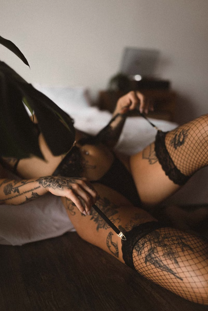 Pin-up boudoirpose van Salie en klimop