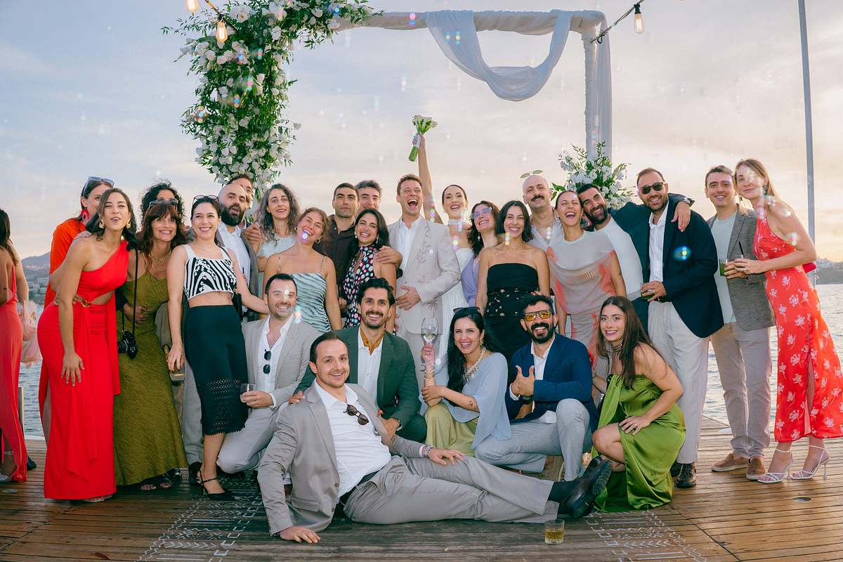 Cansu ve Andrea gün batımında iskelede arkadaşlarıyla toplu fotoğrafta