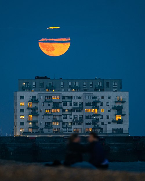 SUPER BLUE MOON ABOVE BRIGHTON MARINA FLATS