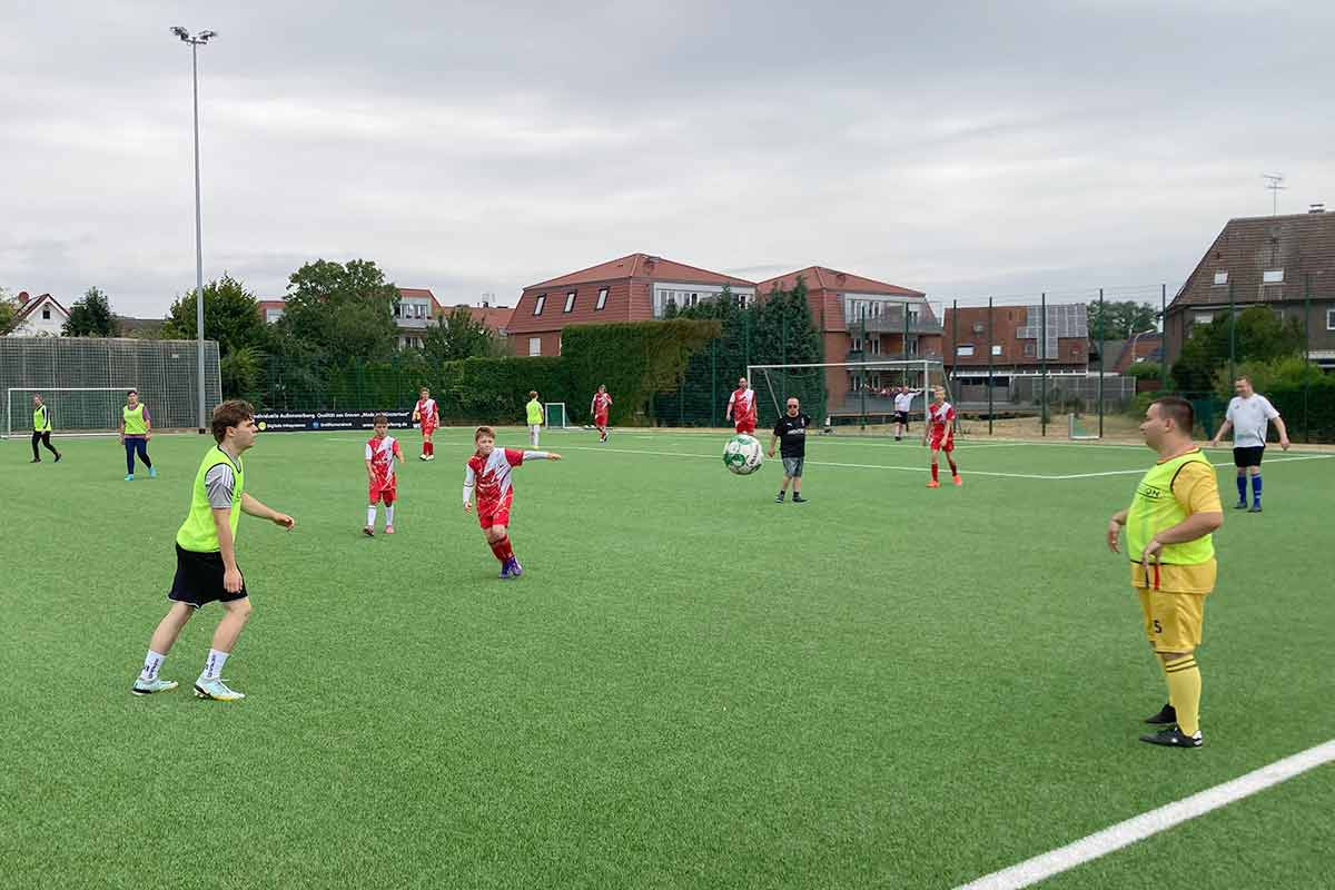 Gemischte Teams und jede Menge Spaß beim gemeinsamen Abschlussspiel