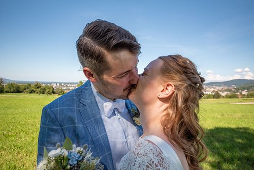 Emotionaler Kuss Brautpaar