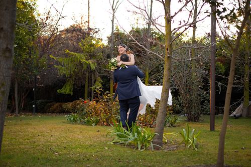 Novios caminando en el jardín  - Fotografía de boda Santiago