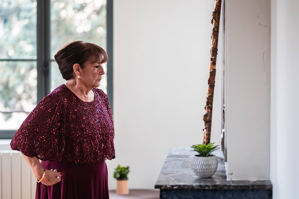 Maman de la mari&eacute;e se pr&eacute;pare avant le mariage &agrave; Lyon