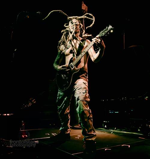 Sänger Lewis de Jong von Alien Weaponry live an der Gitarre Berlin