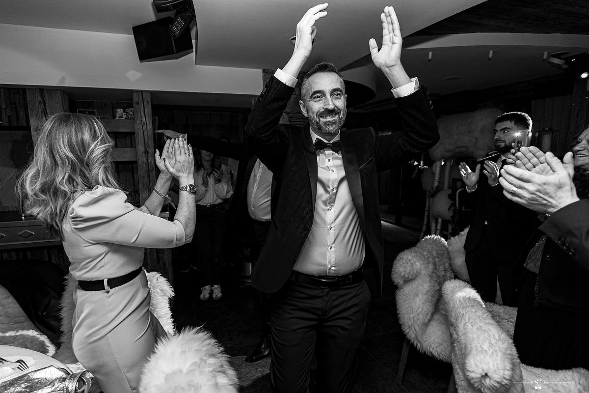 Cocktail et Soir&eacute;e de Mariage avec les invit&eacute;s et les mari&eacute;s qui s'amusent et sourient. Les Rhodos La Clusaz Sebastien Clavel Photographe Mariage Lyon