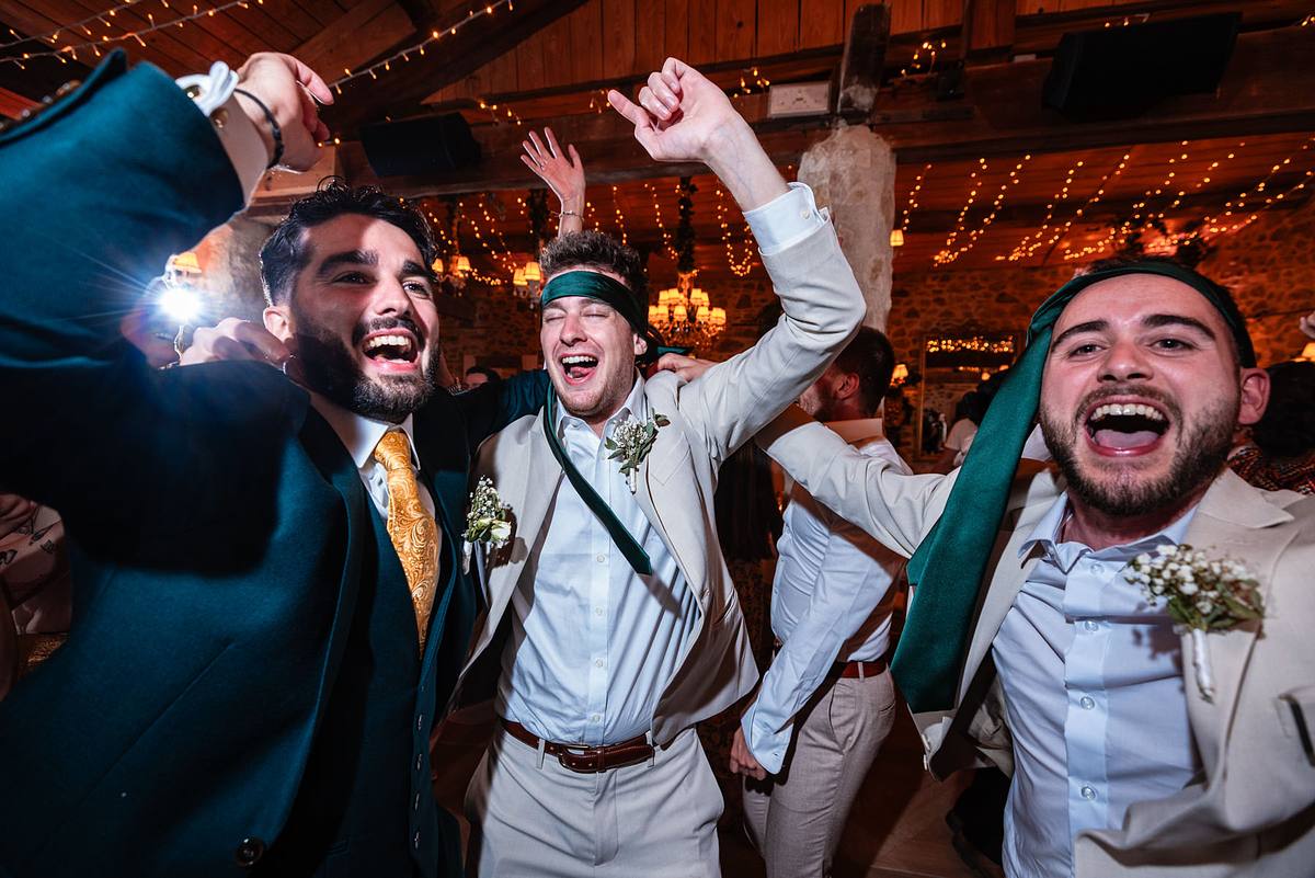 Mariés et leurs invités pendant la soirée de mariage à Chavagnac