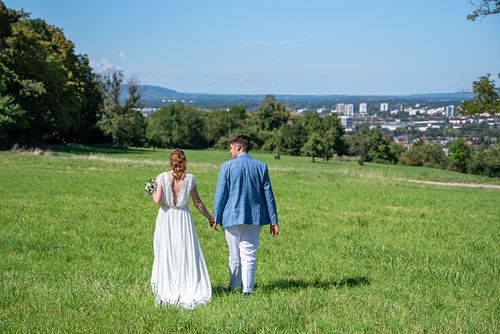 Brautpaarshooting auf großer Wiese