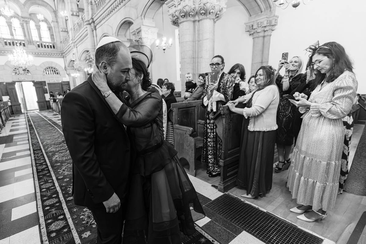 Moment d&rsquo;&eacute;motion du mari&eacute; et de sa maman pendant la c&eacute;r&eacute;monie juive de mariage