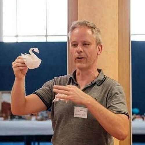 Dag, ik ben Steve De Clercq, Belgisch origami artiest en leerkracht.