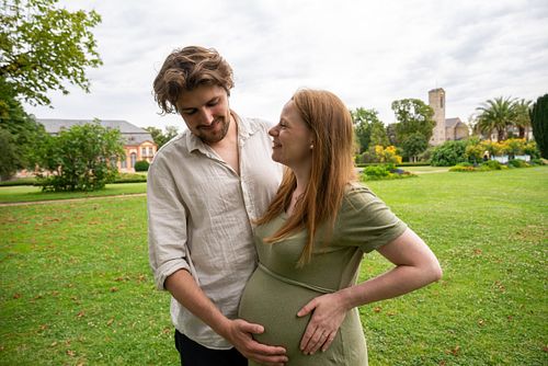 Natürliches Babybauchshooting im Freien