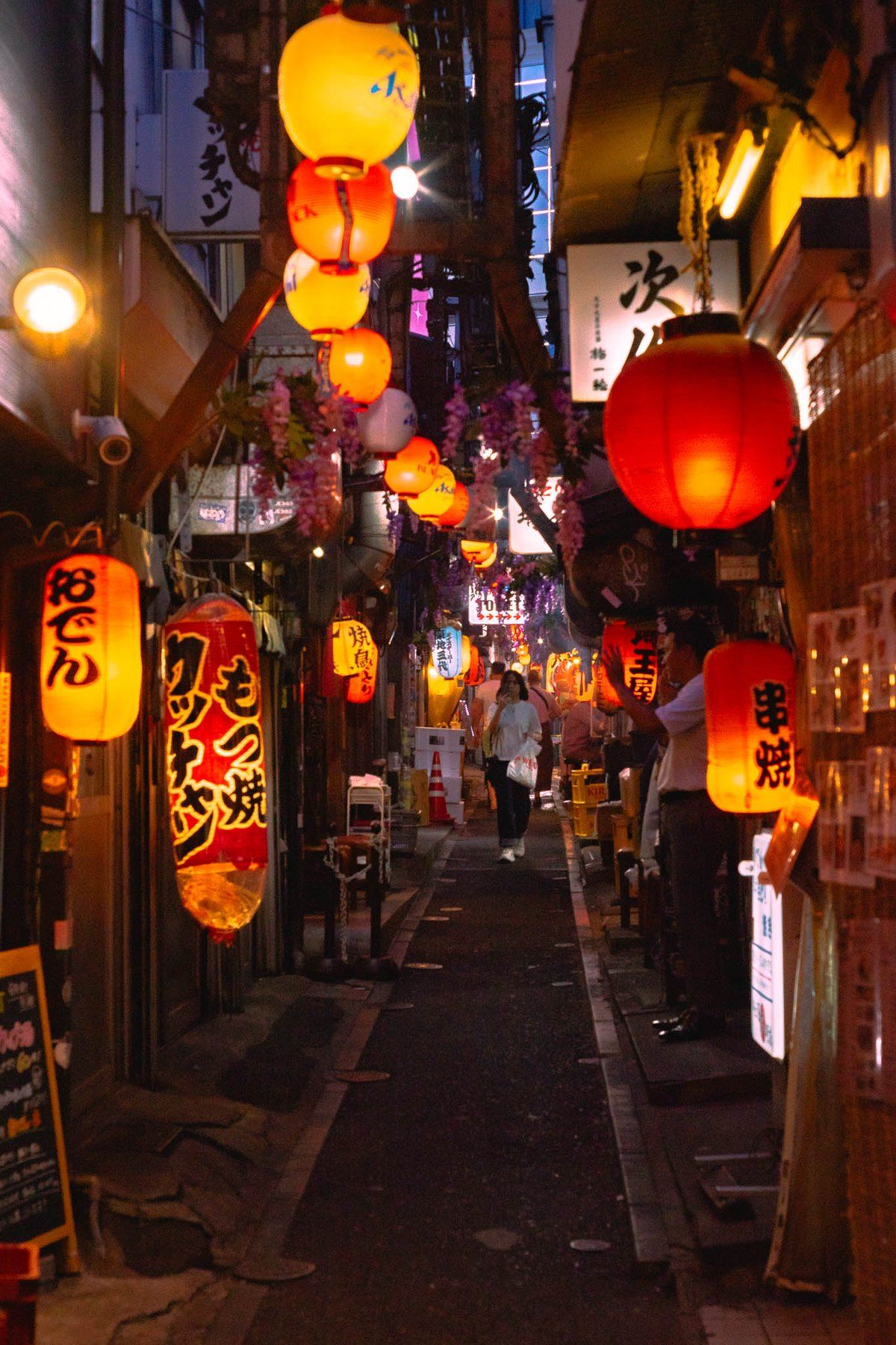 Ruelle de Omoide Yokocho &agrave; Tokyo, lanternes rouges