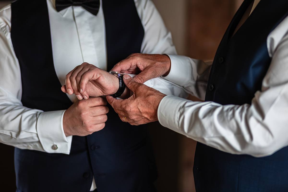 Papa qui ajuste la montre du mari&eacute; pendant les pr&eacute;paratifs &agrave; Lyon