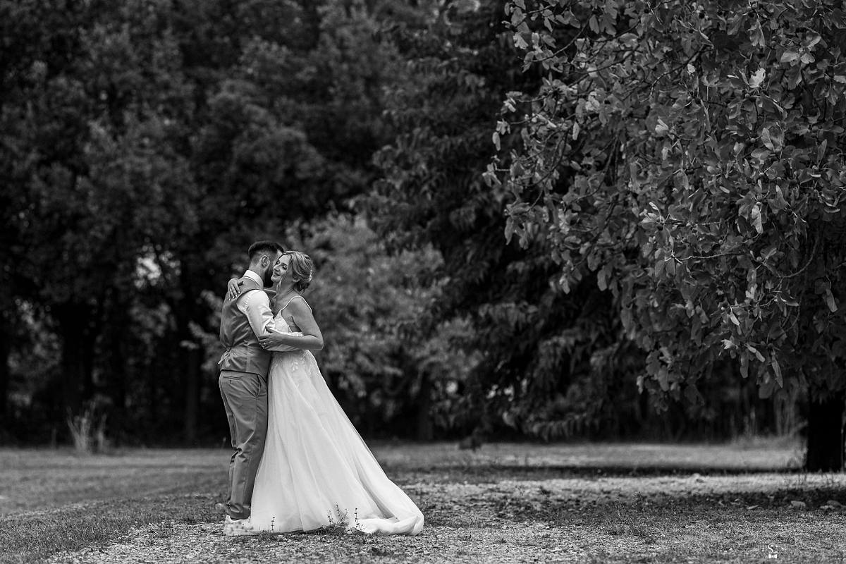 Baiser passionn&eacute; des jeunes mari&eacute;s dans un cadre naturel, une &eacute;motion pure capt&eacute;e par S&eacute;bastien Clavel, photographe de mariage disponible dans toute la France