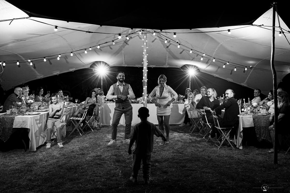 Les invit&eacute;s dansent et c&eacute;l&egrave;brent lors d'une soir&eacute;e de mariage sous les &eacute;toiles, une sc&egrave;ne festive saisie par S&eacute;bastien Clavel, photographe professionnel