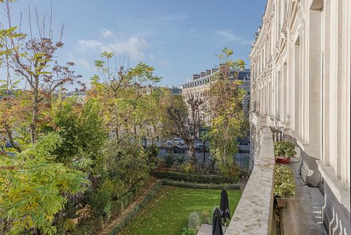Vue depuis le balcon d’un appartement haussmannien de 1880 à la Place de l’Etoile, Paris, sur le jardin et les immeubles environnants. Photographie d’architecture intérieure par Nicolas Karadimos.