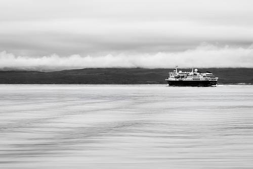 Bateau naviguant sur le Canal de Beagle à Ushuaïa, Argentine
