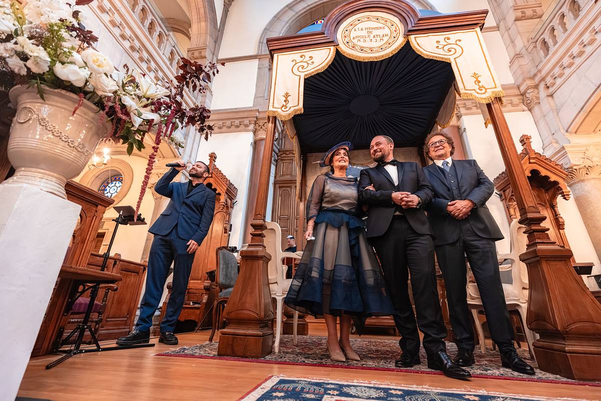 Famille r&eacute;unie sous la houppa pendant la c&eacute;r&eacute;monie juive &agrave; la synagogue de Lyon