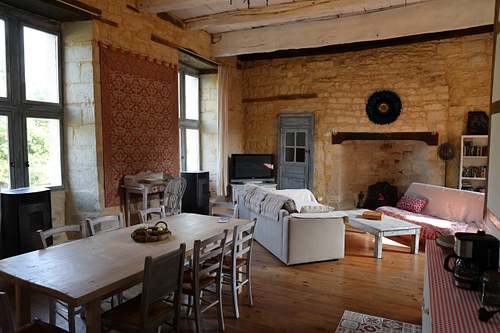Le grand gîte de l'aile Renaissance du Château de Saint-Chamarand:  cuisine ouverte, salon avec cheminée, poutres du XVe. Jusqu'à 18 personnes peuvent se retrouver ici. C'est fait pour ça : les grandes tablées, les matins qui traînent, les enfants qui courent.