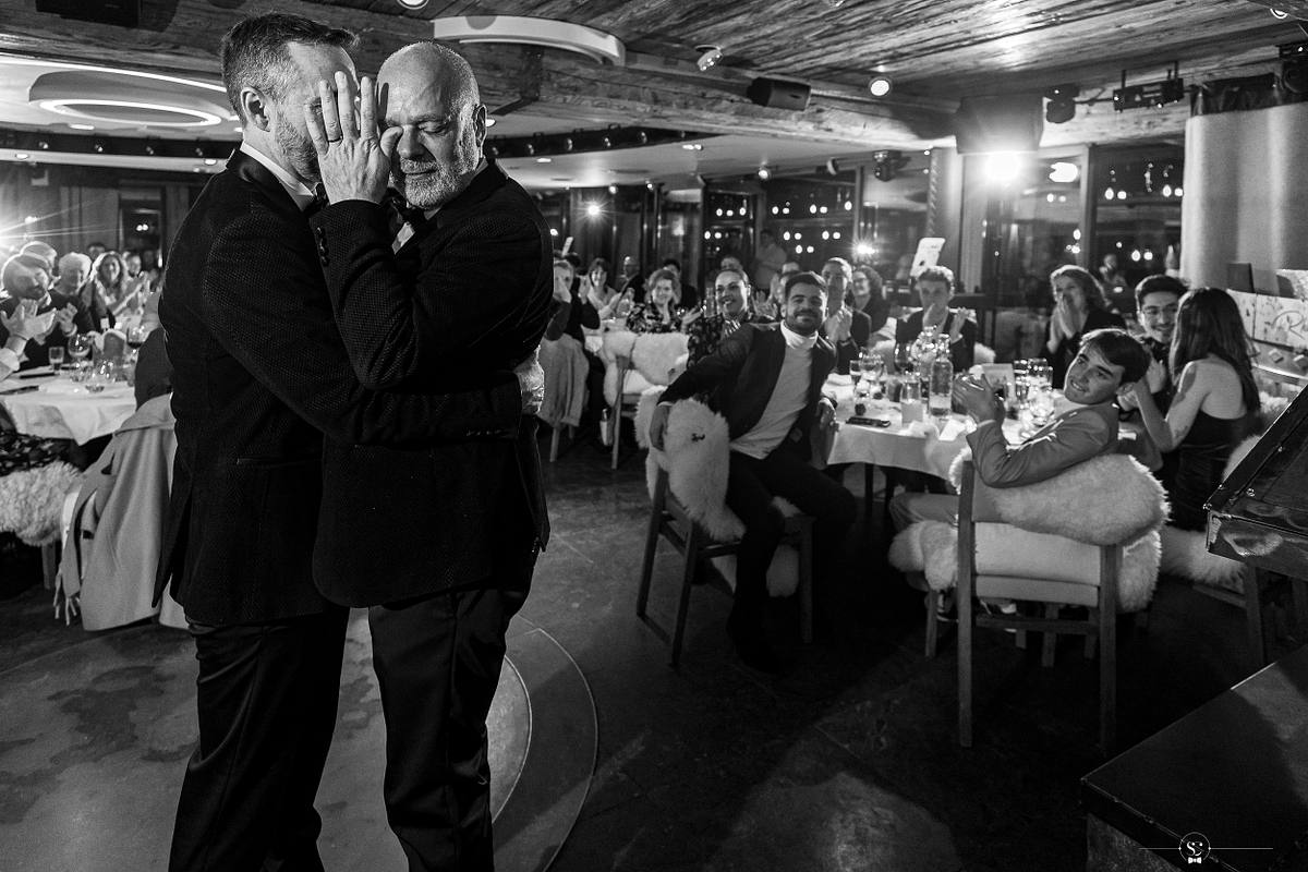 Cocktail et Soir&eacute;e de Mariage avec les invit&eacute;s et les mari&eacute;s qui s'amusent, sourient, s'embrassent et dansent. Les Rhodos La Clusaz Sebastien Clavel Photographe Mariage Lyon