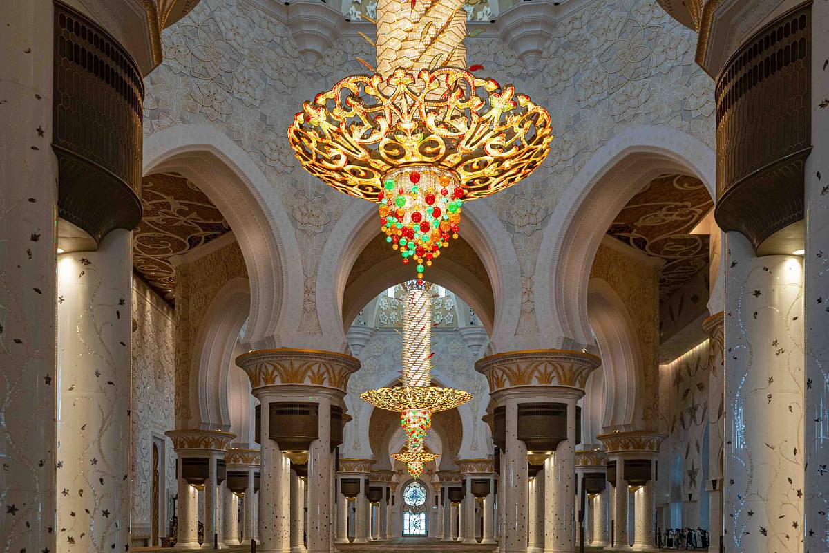interior sheikh zayed mosque chandeliers abu dhabi