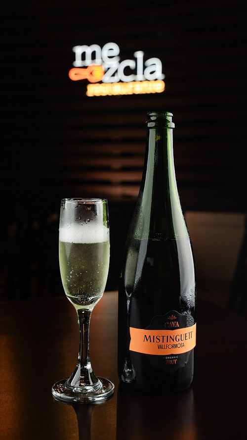 Botella y copa de vino espumoso en restaurante de Panamá