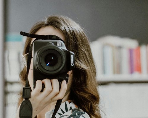 Hi, I'm Laura Lewis. A Portrait Photographer based in New York.