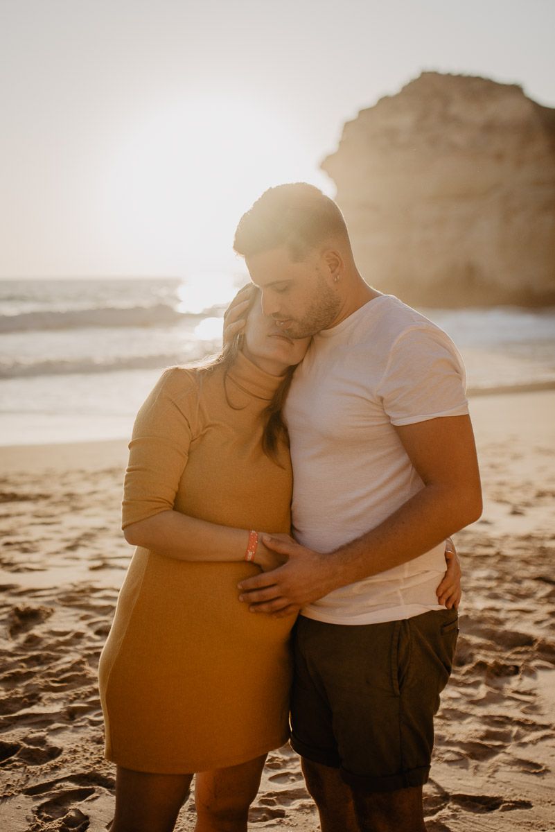 Sessao fotografica de casal no Algarve - abraco ao entardecer