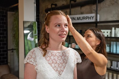 Getting Ready - Braut beim herrichten der Frisur
