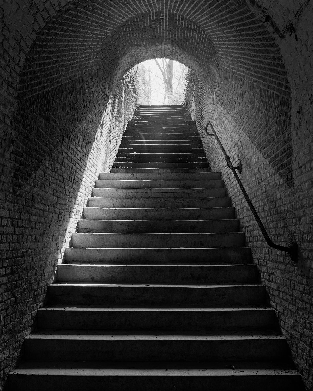 Stairs leading from entrance tunnel to the roof of the contrescarpe
