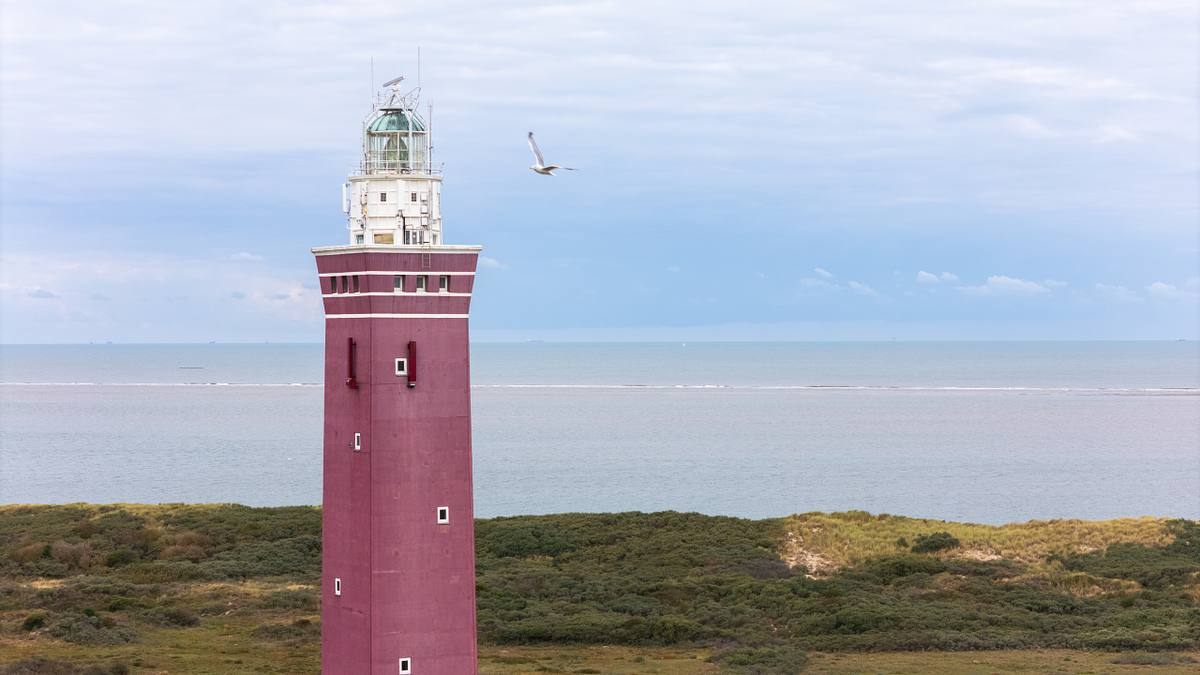 Vuurtoren van Ouddorp in het kustlandschap